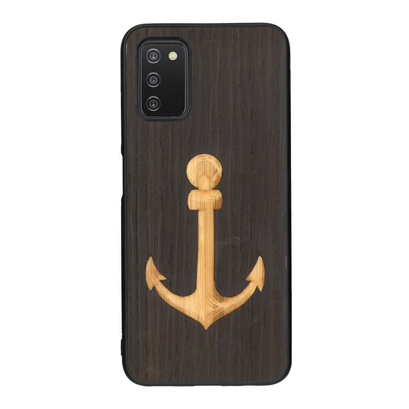 Coque de protection en bois véritable fabriquée en France pour Samsung A03S sur le thème nautique avec un bois clair et un bois foncé représentant une ancre de bateau
