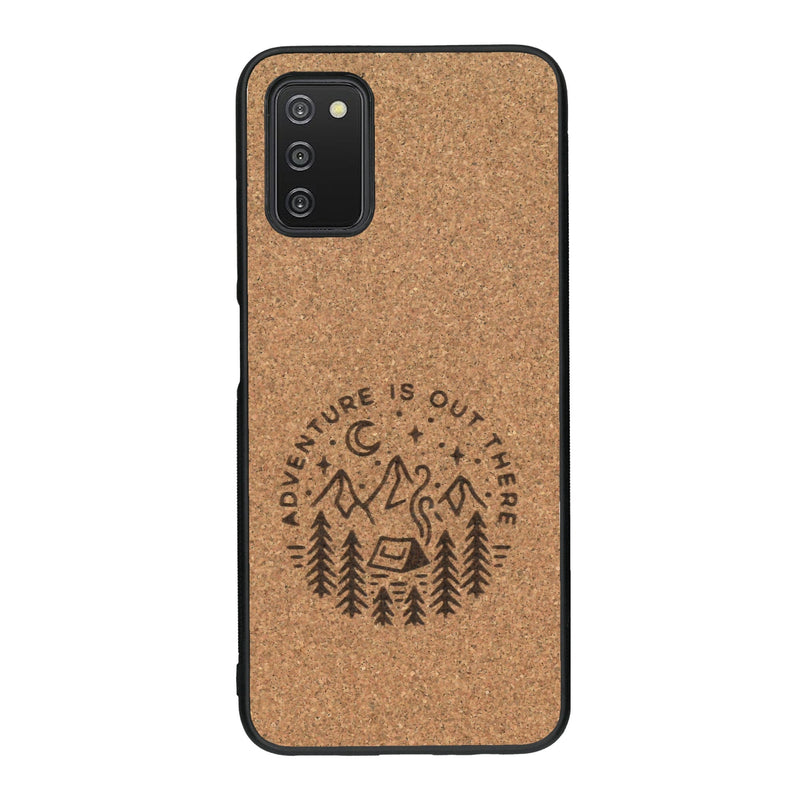 Coque de protection en bois véritable fabriquée en France pour Samsung A03S sur le thème du camping en pleine nature et du bivouac avec la phrase "Aventure is out there"