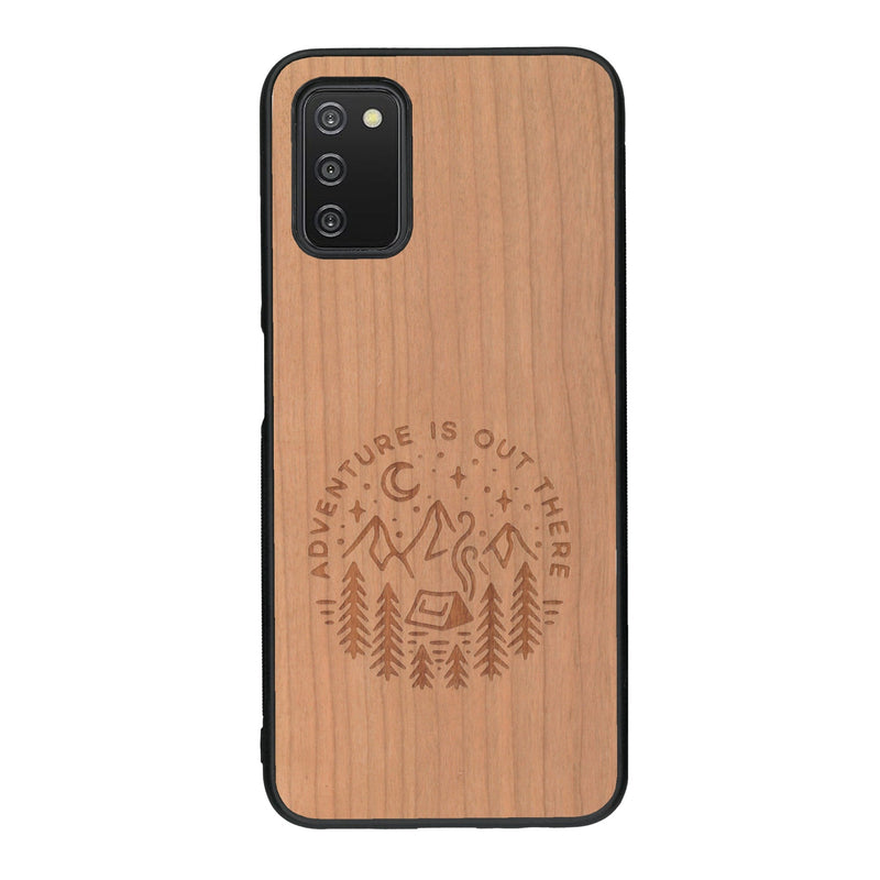 Coque de protection en bois véritable fabriquée en France pour Samsung A03S sur le thème du camping en pleine nature et du bivouac avec la phrase "Aventure is out there"