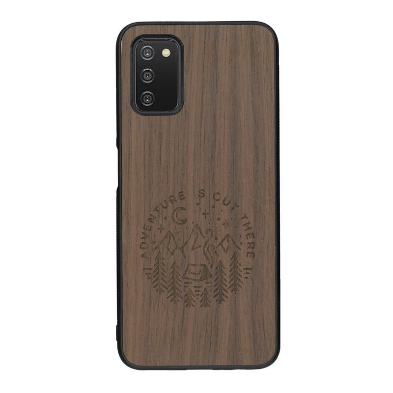 Coque de protection en bois véritable fabriquée en France pour Samsung A03S sur le thème du camping en pleine nature et du bivouac avec la phrase "Aventure is out there"