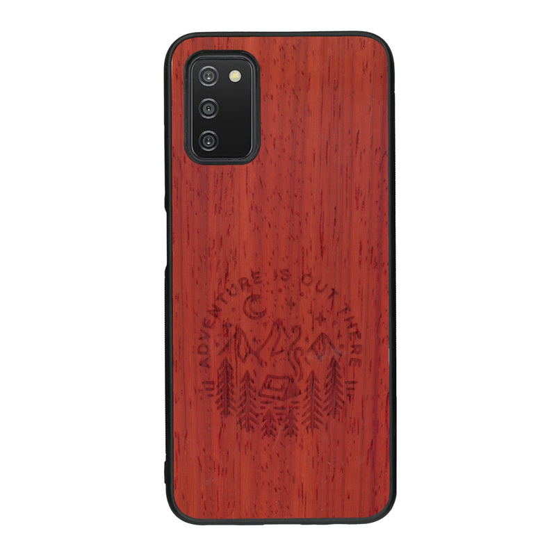 Coque de protection en bois véritable fabriquée en France pour Samsung A03S sur le thème du camping en pleine nature et du bivouac avec la phrase "Aventure is out there"