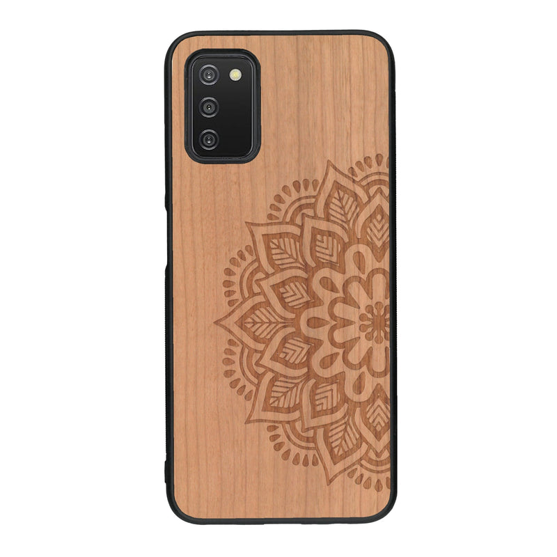 Coque de protection en bois véritable fabriquée en France pour Samsung A03S sur le thème de la bohème et du tatouage au henné avec une gravure représentant un mandala