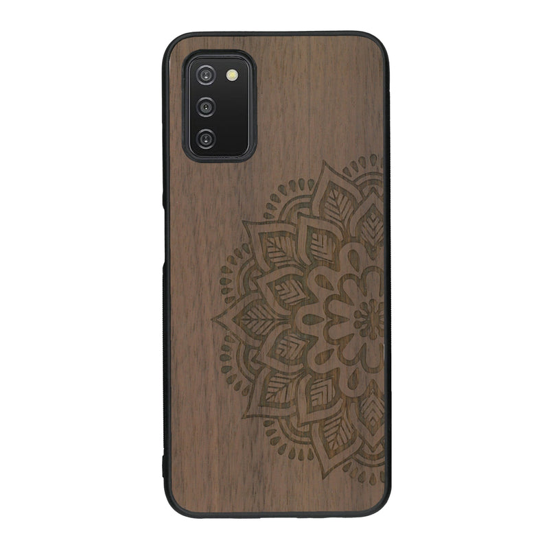 Coque de protection en bois véritable fabriquée en France pour Samsung A03S sur le thème de la bohème et du tatouage au henné avec une gravure représentant un mandala