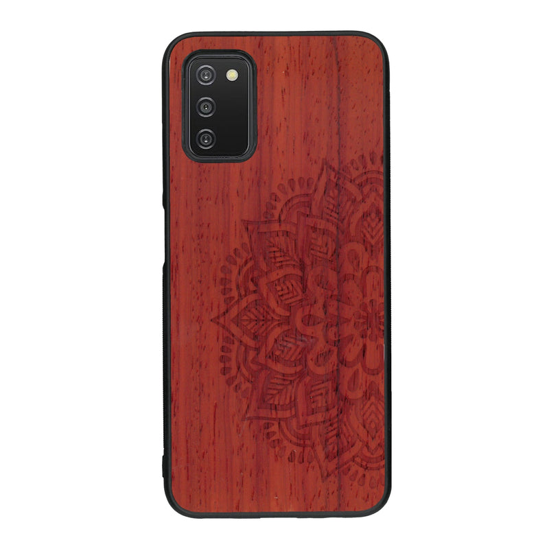 Coque de protection en bois véritable fabriquée en France pour Samsung A03S sur le thème de la bohème et du tatouage au henné avec une gravure représentant un mandala