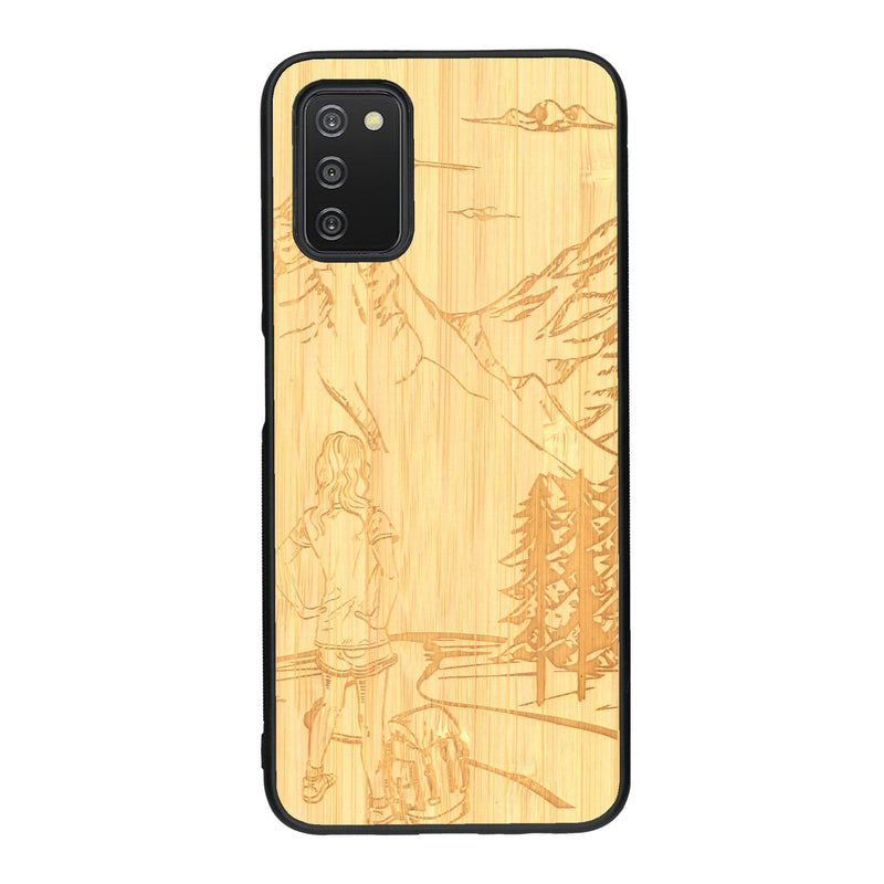 Coque de protection en bois véritable fabriquée en France pour Samsung A03S sur le thème de la randonnée en montagne et de l'aventure avec une gravure représentant une femme de dos face à un paysage de nature