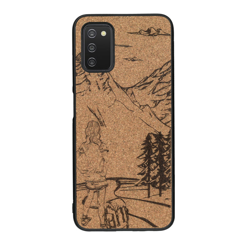 Coque de protection en bois véritable fabriquée en France pour Samsung A03S sur le thème de la randonnée en montagne et de l'aventure avec une gravure représentant une femme de dos face à un paysage de nature