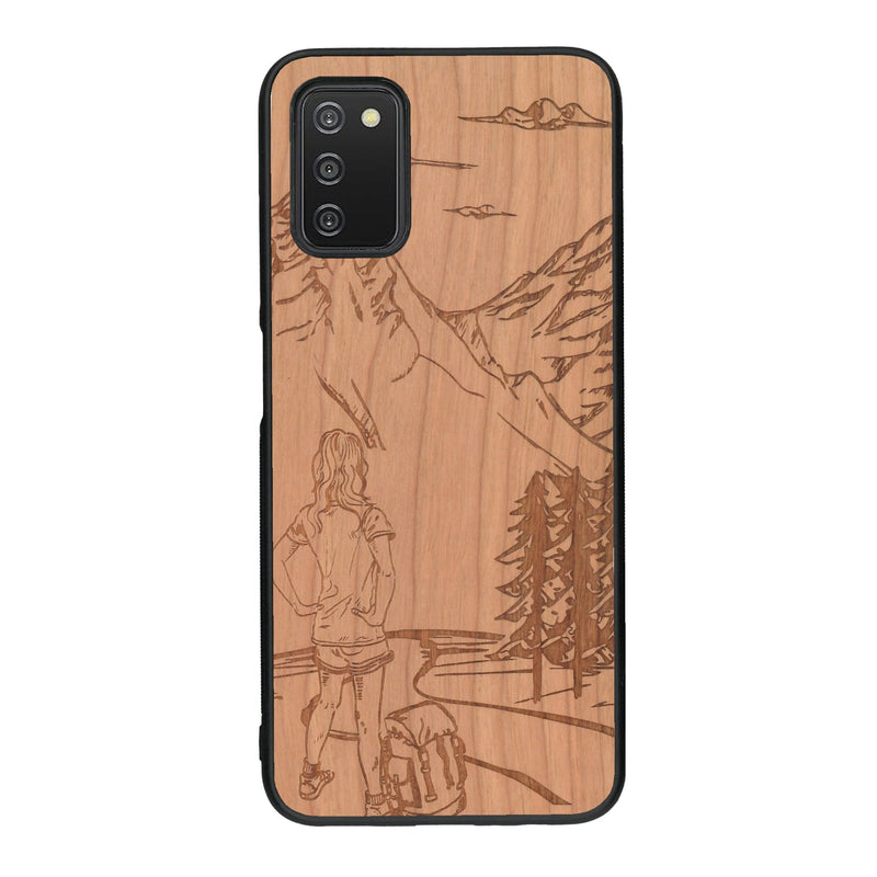 Coque de protection en bois véritable fabriquée en France pour Samsung A03S sur le thème de la randonnée en montagne et de l'aventure avec une gravure représentant une femme de dos face à un paysage de nature
