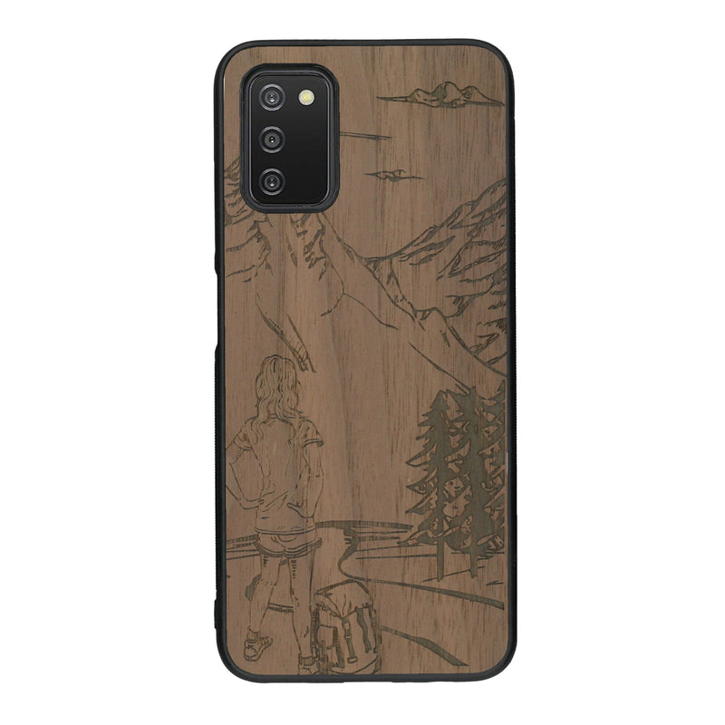 Coque de protection en bois véritable fabriquée en France pour Samsung A03S sur le thème de la randonnée en montagne et de l'aventure avec une gravure représentant une femme de dos face à un paysage de nature