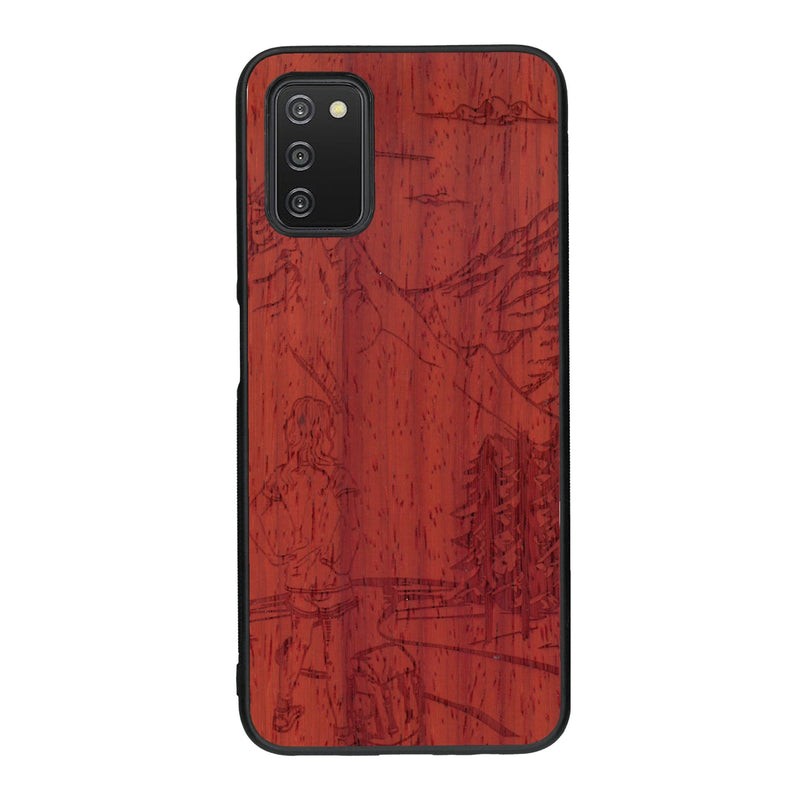 Coque de protection en bois véritable fabriquée en France pour Samsung A03S sur le thème de la randonnée en montagne et de l'aventure avec une gravure représentant une femme de dos face à un paysage de nature