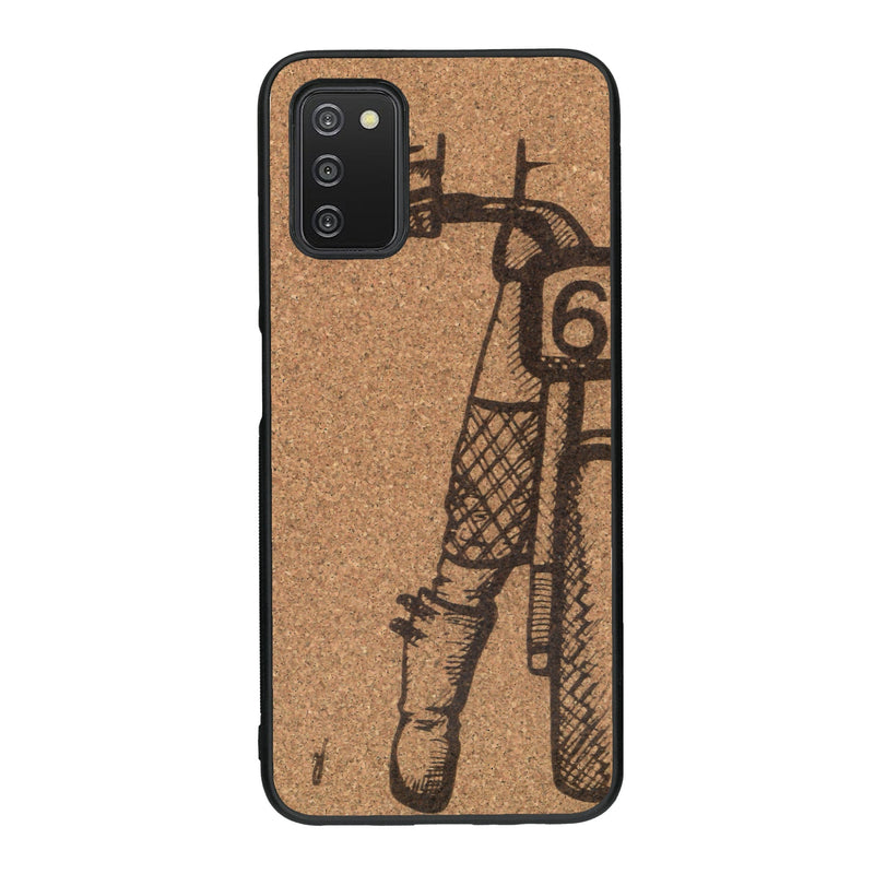 Coque de protection en bois véritable fabriquée en France pour Samsung A03S représentant une vue de face d'une femme sur une moto vintage dessinée à la main par l'artiste Maud Dabs