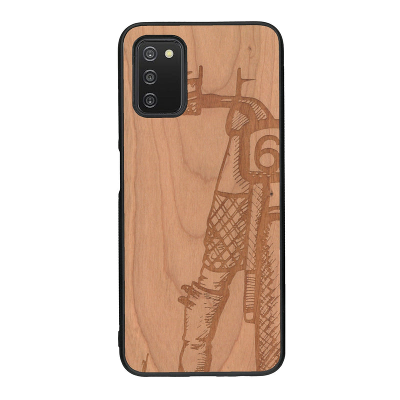 Coque de protection en bois véritable fabriquée en France pour Samsung A03S représentant une vue de face d'une femme sur une moto vintage dessinée à la main par l'artiste Maud Dabs