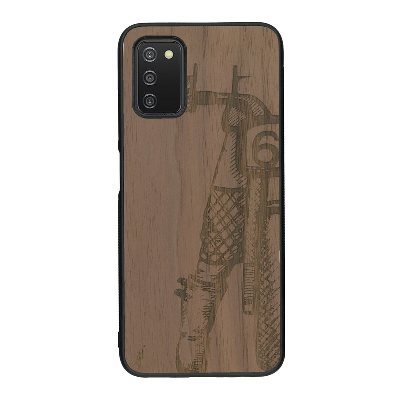 Coque de protection en bois véritable fabriquée en France pour Samsung A03S représentant une vue de face d'une femme sur une moto vintage dessinée à la main par l'artiste Maud Dabs
