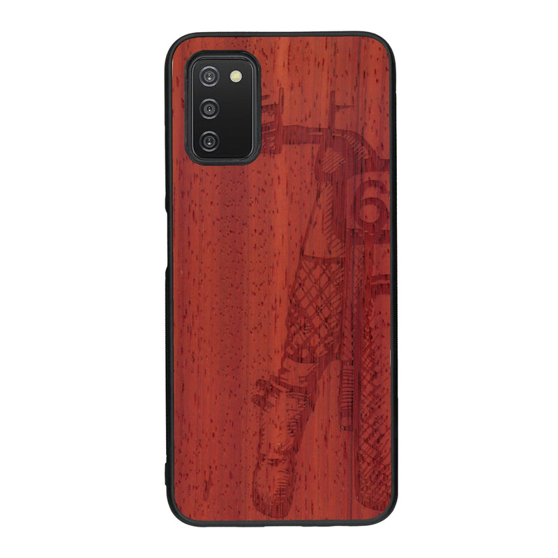 Coque de protection en bois véritable fabriquée en France pour Samsung A03S représentant une vue de face d'une femme sur une moto vintage dessinée à la main par l'artiste Maud Dabs