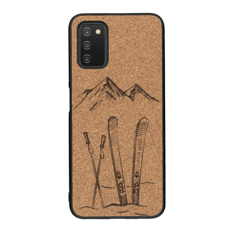 Coque de protection en bois véritable fabriquée en France pour Samsung A03S sur le thème de la montagne, du ski et de la neige avec un motif représentant une paire de ski plantée dans la neige avec en fond des montagnes enneigées
