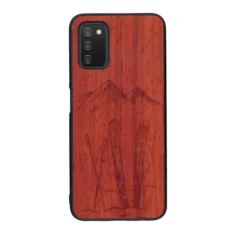 Coque de protection en bois véritable fabriquée en France pour Samsung A03S sur le thème de la montagne, du ski et de la neige avec un motif représentant une paire de ski plantée dans la neige avec en fond des montagnes enneigées