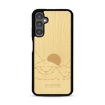 Coque de protection en bois véritable fabriquée en France pour  représentant des montagnes, sur le thème de la randonnée en pleine nature et du trail