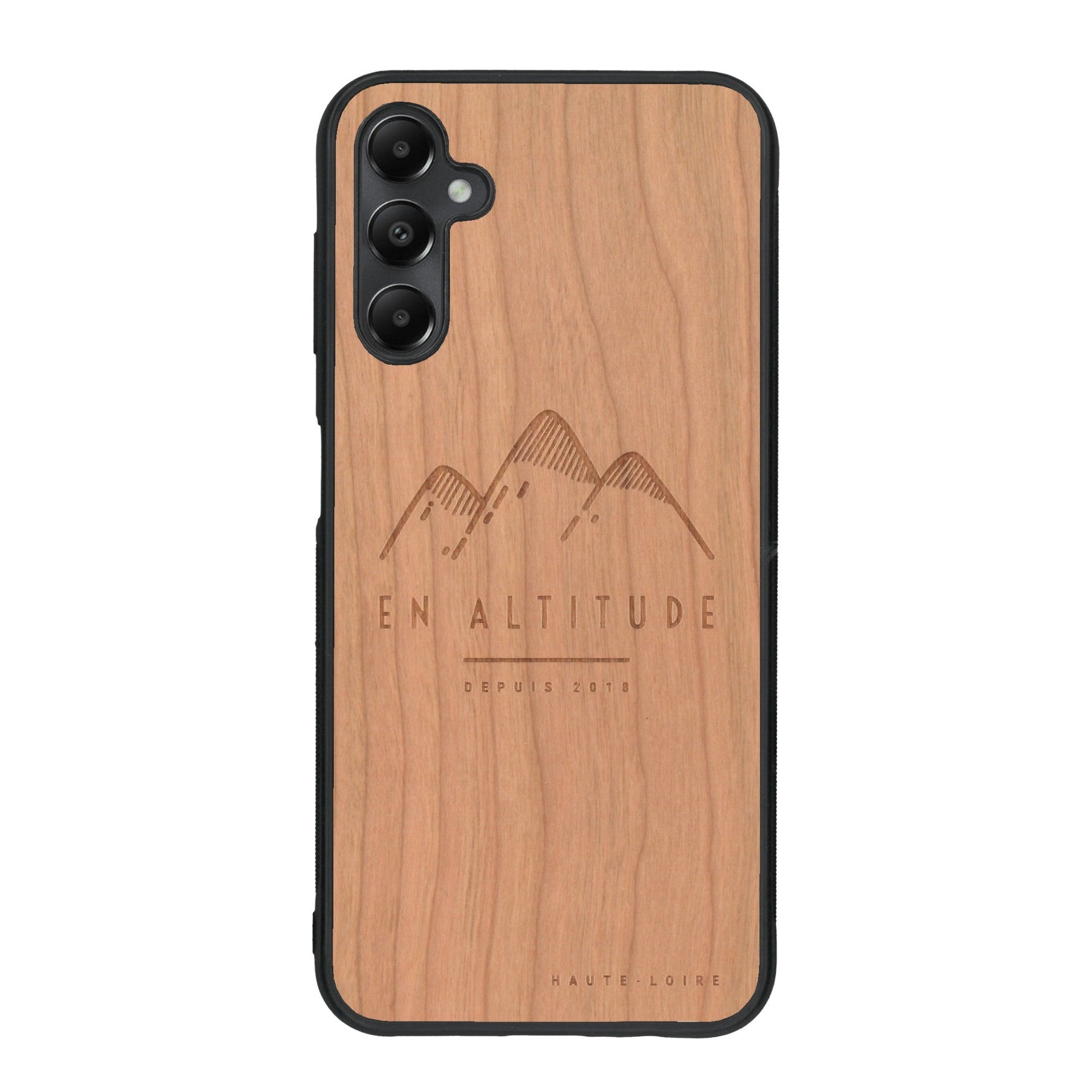 Coque de protection en bois véritable fabriquée en France pour Samsung A05S représentant des montagnes, sur le thème de la randonnée en pleine nature et du trail