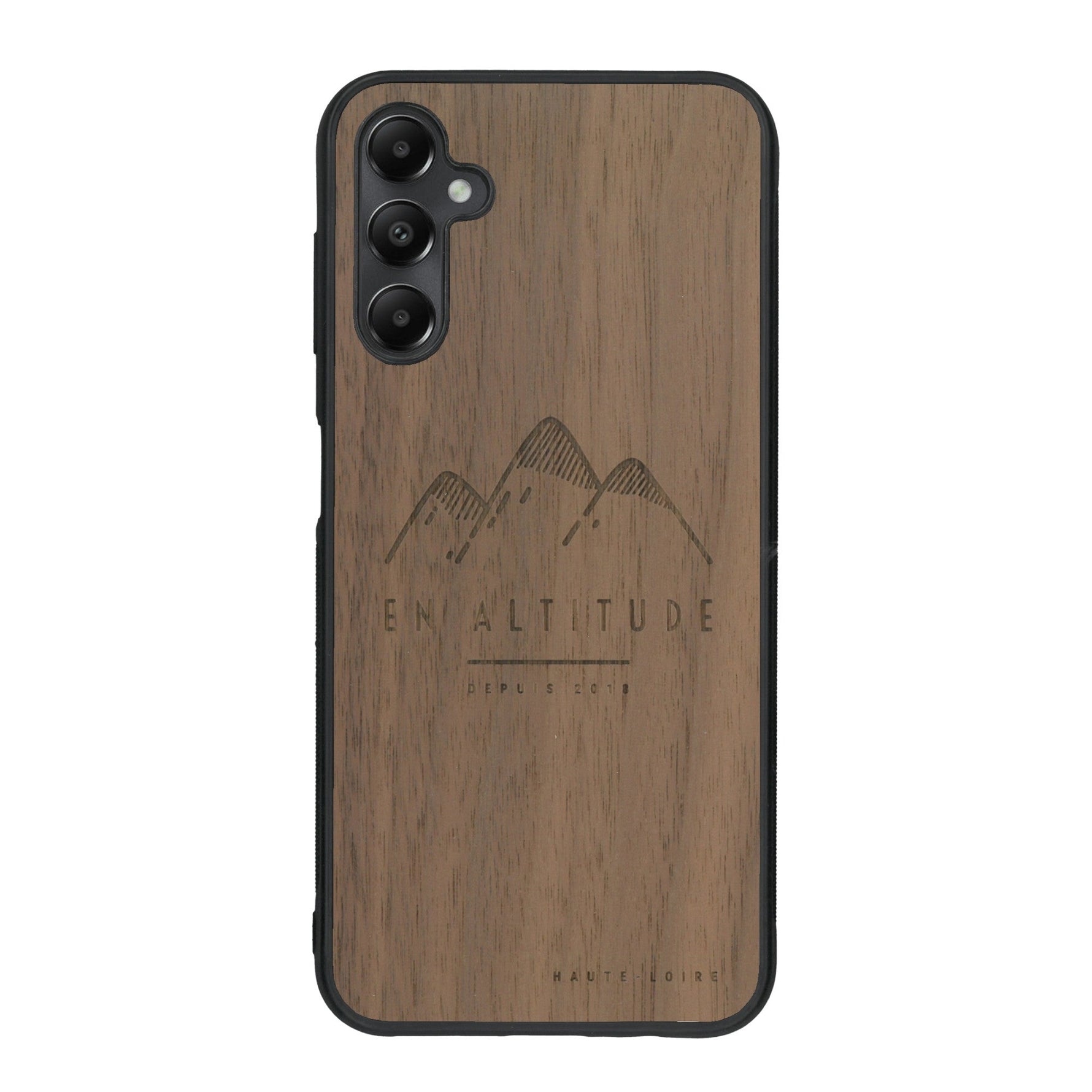 Coque de protection en bois véritable fabriquée en France pour Samsung A05S représentant des montagnes, sur le thème de la randonnée en pleine nature et du trail