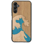 Coque de protection en bois véritable fabriquée en France pour Samsung A05S alliant plusieurs essences de bois pour représenter la célèbre grande vague de Kanagawa