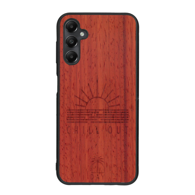 Coque de protection en bois véritable fabriquée en France pour Samsung A05S sur le thème chill avec un motif représentant un couché de soleil sur l'océan et la phrase "Chill out"