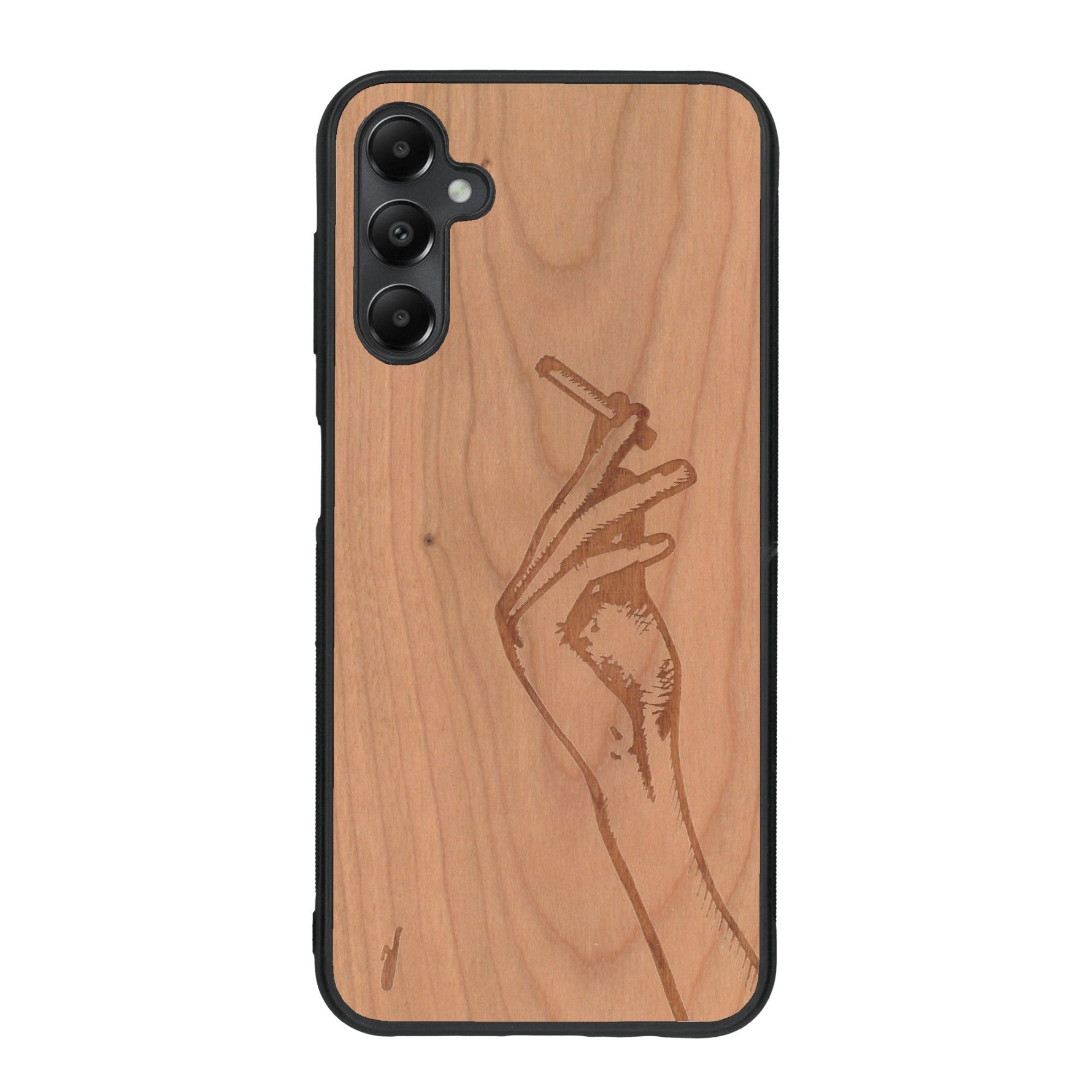 Coque de protection en bois véritable fabriquée en France pour Samsung A05S représentant une main de femme tenant une cigarette de type line art en collaboration avec l'artiste Maud Dabs