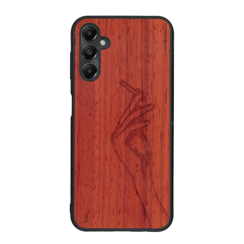 Coque de protection en bois véritable fabriquée en France pour Samsung A05S représentant une main de femme tenant une cigarette de type line art en collaboration avec l'artiste Maud Dabs