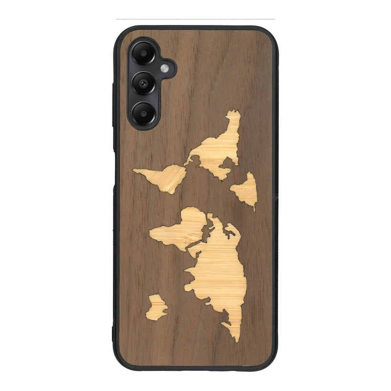 Coque de protection en bois véritable fabriquée en France pour Samsung A05S alliant du bambou et du noyer sur le thème du voyage et de l'aventure représentant une mappemonde