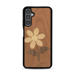 Coque de protection en bois véritable fabriquée en France pour Samsung A05S alliant plusieurs essences de bois pour représenter une marguerite