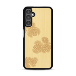 Coque de protection en bois véritable fabriquée en France pour  sur le thème de la nature des arbres avec un motif de gravure représentant des épines de sapin et des pommes de pin