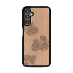 Coque de protection en bois véritable fabriquée en France pour  sur le thème de la nature des arbres avec un motif de gravure représentant des épines de sapin et des pommes de pin