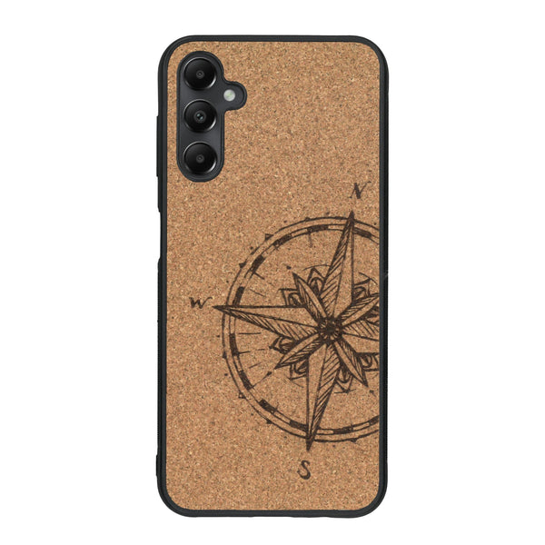 Coque de protection en bois véritable fabriquée en France pour Samsung A05S avec une gravure "rose des vents" sur le thème nautique et de l'océan qui s'inspire des boussoles de pirate