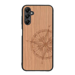 Coque de protection en bois véritable fabriquée en France pour Samsung A05S avec une gravure "rose des vents" sur le thème nautique et de l'océan qui s'inspire des boussoles de pirate