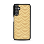 Coque de protection en bois véritable fabriquée en France pour  baptisée "La Sinjak" avec un motif de gravure abstrait représentant la répétition d'un symbole wifi