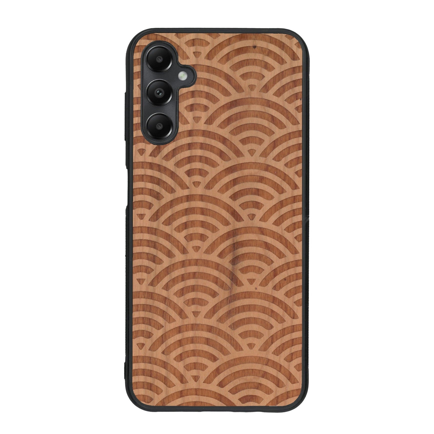 Coque de protection en bois véritable fabriquée en France pour Samsung A05S baptisée "La Sinjak" avec un motif de gravure abstrait représentant la répétition d'un symbole wifi