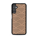 Coque de protection en bois véritable fabriquée en France pour  baptisée "La Sinjak" avec un motif de gravure abstrait représentant la répétition d'un symbole wifi