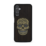 Coque de protection en bois véritable fabriquée en France pour  alliant du chêne fumé avec du métal argenté et doré représentant une tête de mort mexicaine sur le thème Dia de los Muertos