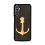 Coque de protection en bois véritable fabriquée en France pour  sur le thème nautique avec un bois clair et un bois foncé représentant une ancre de bateau