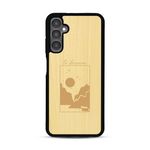 Coque de protection en bois véritable fabriquée en France pour  sur le thème du camping en pleine nature et du bivouac avec la phrase "Aventure is out there"