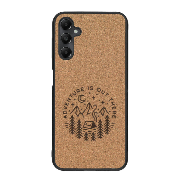 Coque de protection en bois véritable fabriquée en France pour Samsung A05S sur le thème du camping en pleine nature et du bivouac avec la phrase "Aventure is out there"