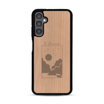 Coque de protection en bois véritable fabriquée en France pour  sur le thème du camping en pleine nature et du bivouac avec la phrase "Aventure is out there"