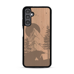 Coque de protection en bois véritable fabriquée en France pour  sur le thème du camping en pleine nature représentant une tente avec un feu de camp entouré de montagnes