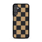 Coque de protection en bois véritable fabriquée en France pour Samsung A05S alliant plusieurs essences de bois pour représenter un damier