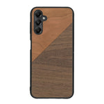 Coque de protection en bois véritable fabriquée en France pour Samsung A05S alliant du merisier et du noyer formant chacun un triangle avec une jointure en diagonale sur le thème de l'art abstrait