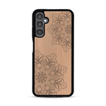 Coque de protection en bois véritable fabriquée en France pour  sur le thème de la bohème et du tatouage au henné avec une gravure représentant un mandala