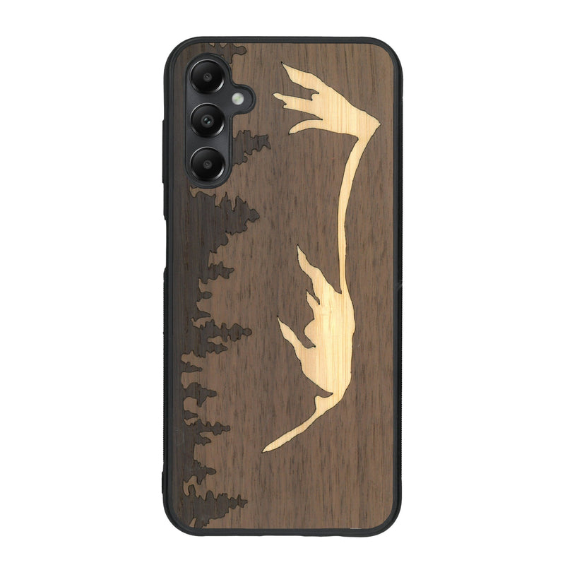 Coque de protection en bois véritable fabriquée en France pour Samsung A05S sur le thème de la nature et de la montagne qui allie du chêne fumé, du noyer et du bambou représentant le mont mézenc