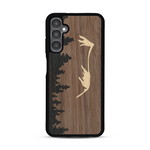 Coque de protection en bois véritable fabriquée en France pour  sur le thème de la nature et de la montagne qui allie du chêne fumé, du noyer et du bambou représentant le mont mézenc