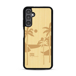 Coque de protection en bois véritable fabriquée en France pour  sur le thème des voyages en vans, vanlife et chill avec une gravure représentant un van vw combi devant le soleil couchant sur une plage avec des vagues