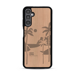Coque de protection en bois véritable fabriquée en France pour  sur le thème des voyages en vans, vanlife et chill avec une gravure représentant un van vw combi devant le soleil couchant sur une plage avec des vagues
