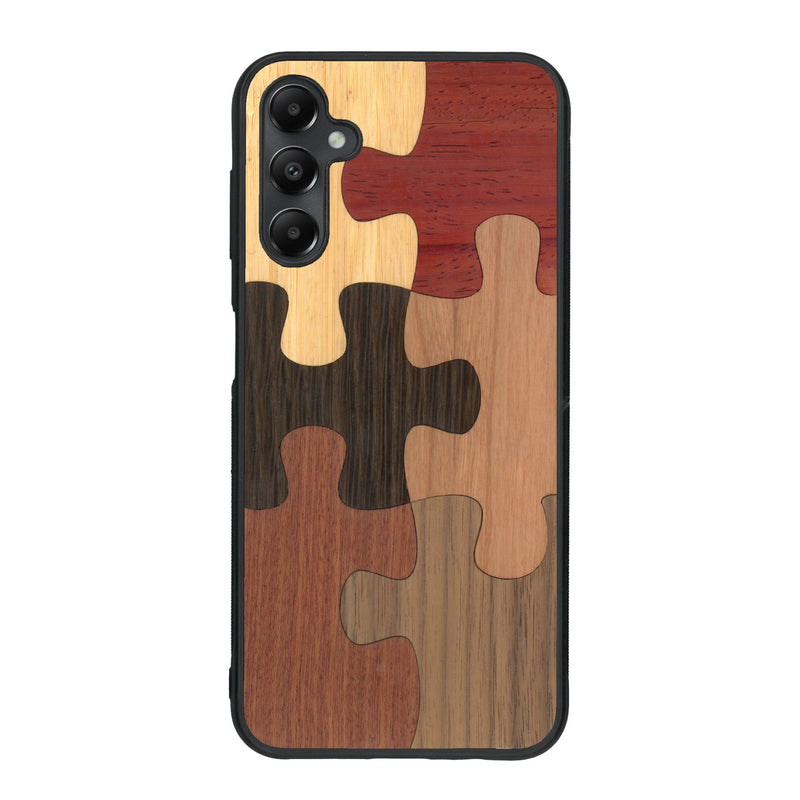 Coque de protection en bois véritable fabriquée en France pour Samsung A05S représentant un puzzle en six pièces qui allie du chêne fumé, du noyer, du bambou, du padouk, du merisier et de l'acajou