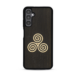 Coque de protection en bois véritable fabriquée en France pour  alliant du chêne fumé et du bambou et doré représentant un triskell